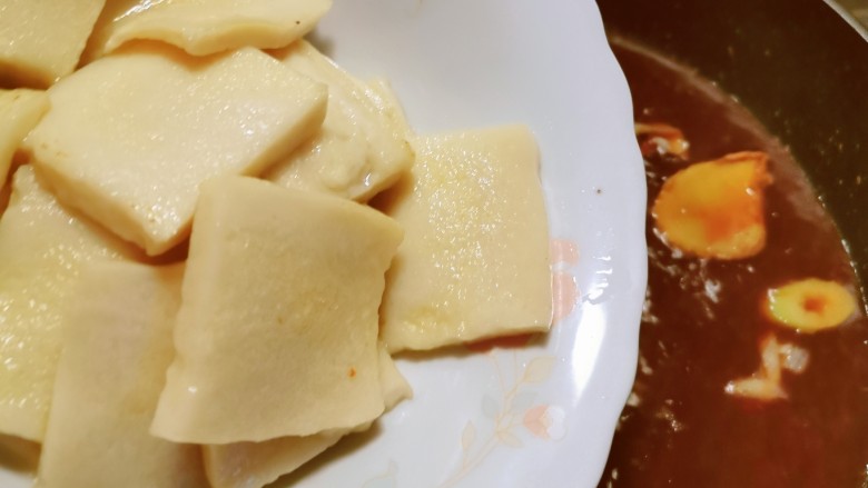 素炒千叶豆腐,煮开后放入煎好的千叶豆腐