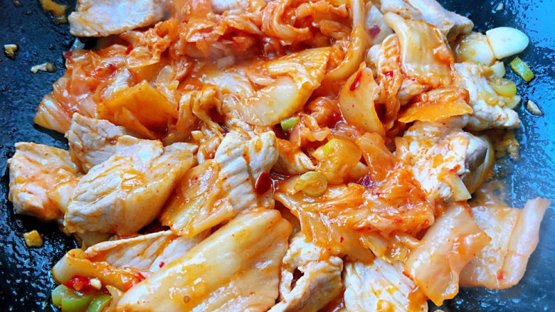 辣白菜豆腐汤,辣白菜炒至和肉肉完全相互入味