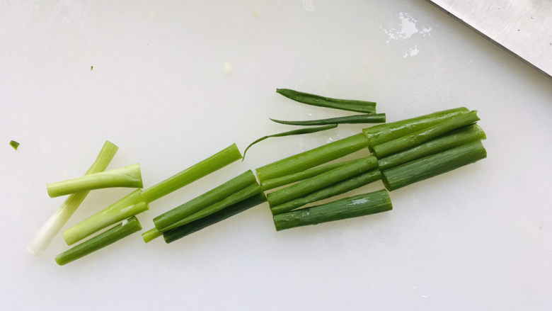 素炒千叶豆腐,一根<a style='color:red;display:inline-block;' href='/shicai/ 157'>小葱</a>小部分切葱花,大部分切段;