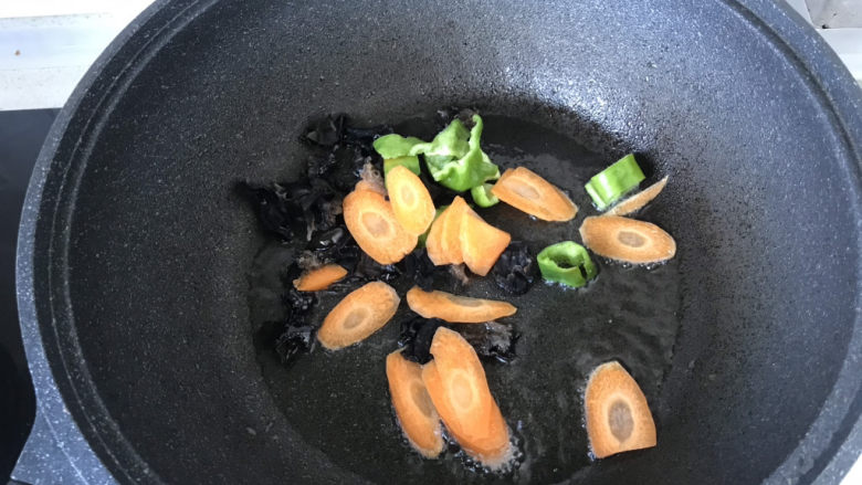 素炒千叶豆腐,起锅烧油,放入胡萝卜、木耳、青椒翻炒;