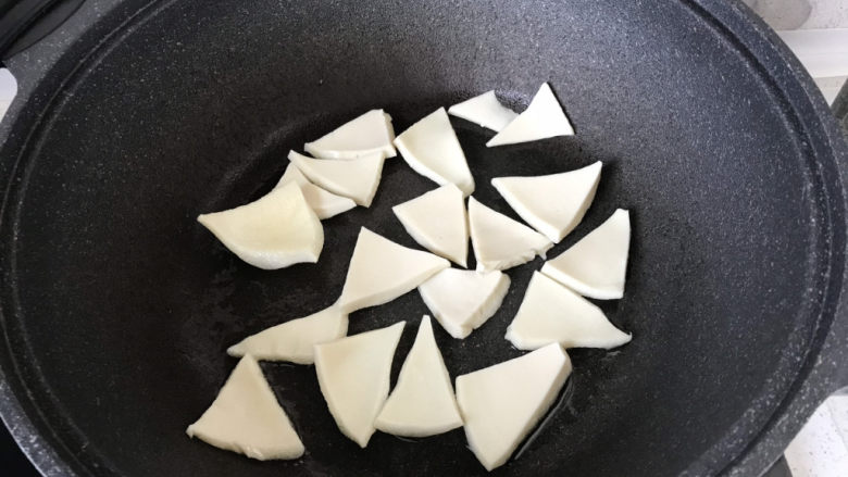 素炒千叶豆腐,锅里倒入少许食用油,煎一下千页豆腐;