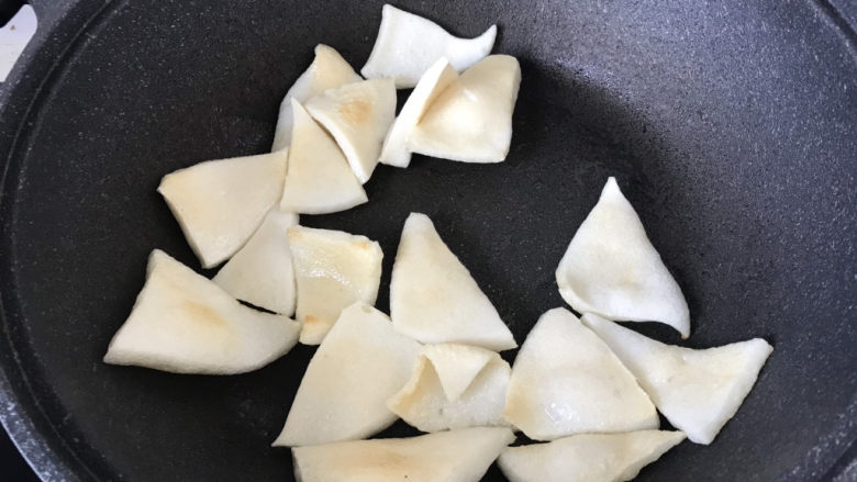 素炒千叶豆腐,两面都煎成微微焦黄;