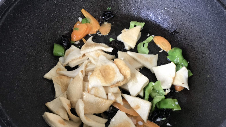 素炒千叶豆腐,蔬菜炒至断生,加入煎制好的千页豆腐;