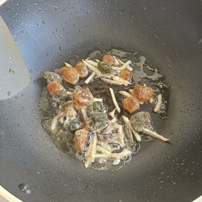 黄瓜皮蛋汤,煎至这个程度下姜丝,炒至姜丝看起来没那么水