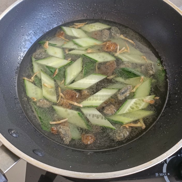黄瓜皮蛋汤,加水,大火烧开