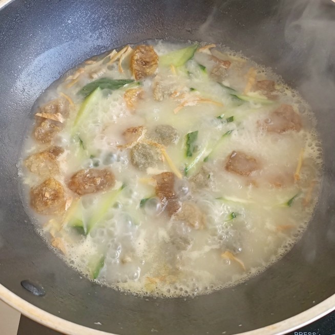 黄瓜皮蛋汤,五分钟左右就是这个状态啦,尝尝味道,根据个人口味加盐