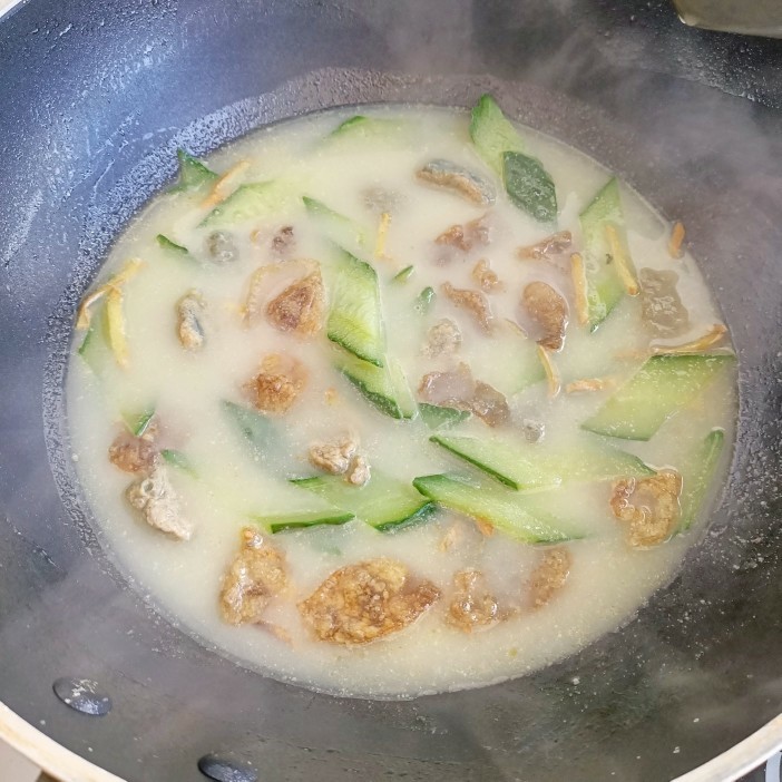 黄瓜皮蛋汤,再煮5分钟左右,汤就完全白了,就可以关火出锅啦