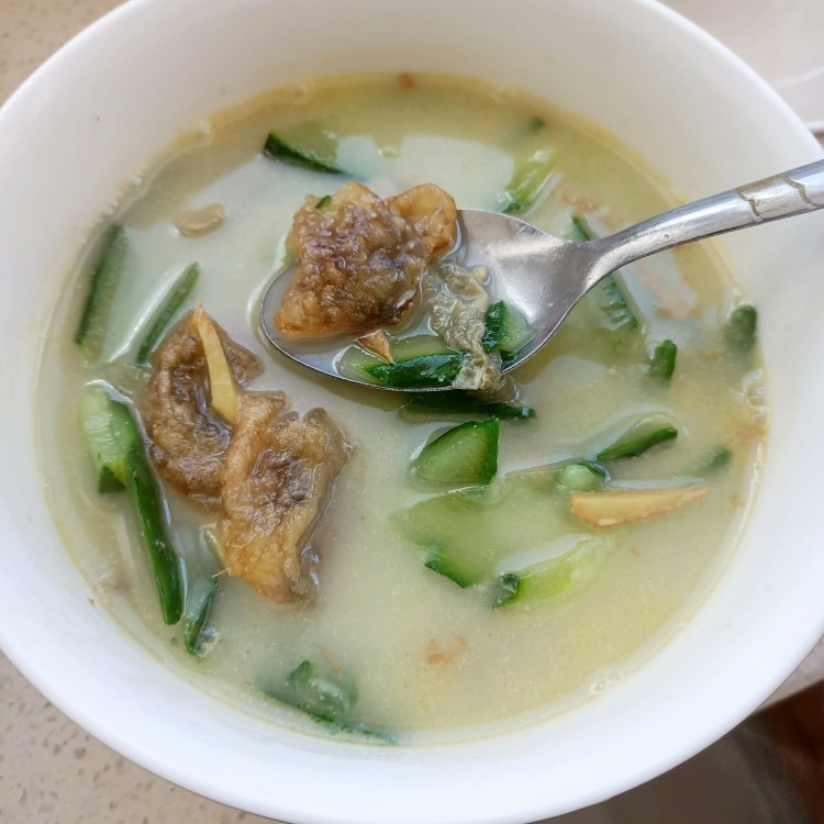 黄瓜皮蛋汤,皮蛋没有了碱味,剩下的都是香,汤里有姜的味道,和黄瓜微微的清香,没想到这几种味道搭配在一起,这么完美