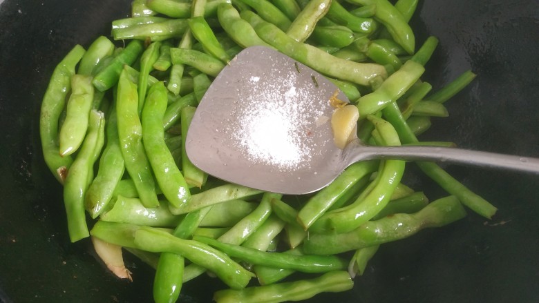 豆角丸子炖土豆,豆角变得更绿,加入适量盐