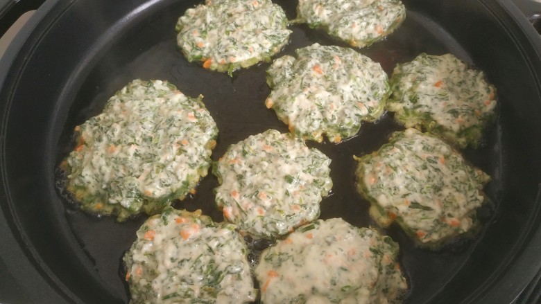 荠菜饼,煎锅放油烧热,把面糊用勺子舀入锅中