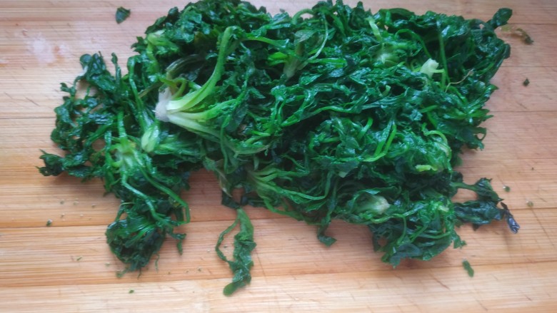 荠菜炒鸡蛋,荠菜洗净焯水，攥干水分待用