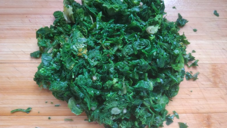 荠菜炒鸡蛋,切碎
