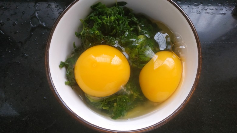 荠菜炒鸡蛋,打入两个<a style='color:red;display:inline-block;' href='/shicai/ 9'>鸡蛋</a>