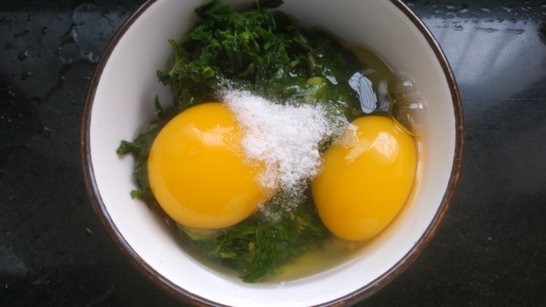 荠菜炒鸡蛋,加入适量盐