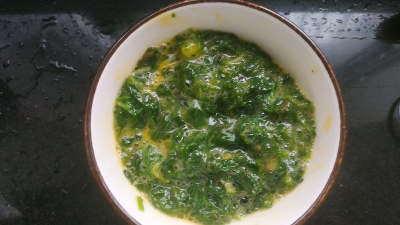 荠菜炒鸡蛋,搅拌均匀
