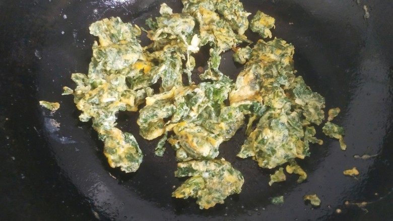 荠菜炒鸡蛋,成形后铲成小块即可