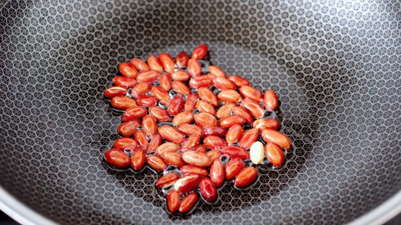 三七叶凉拌花生米,锅中倒入少许花生油烧热后,炒熟<a style='color:red;display:inline-block;' href='/shicai/ 4262'>花生米</a>盛出备用。