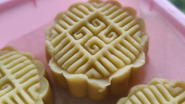 家庭版自制减脂绿豆糕(麻油蜂蜜版,无黄油无白砂糖无麦芽糖),模具要刷点油才好脱模