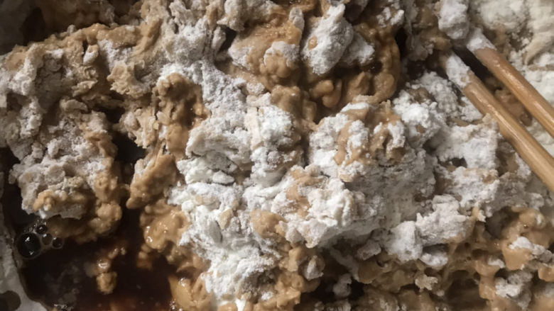 红糖开花馒头,盆里称好500克面粉,边倒入红糖水边搅拌至须状