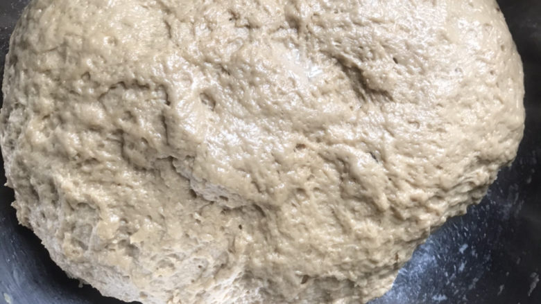 红糖开花馒头,手上抹油,把面团揉均匀,和好的面团是比较粘手的,所以手上要抹油揉面