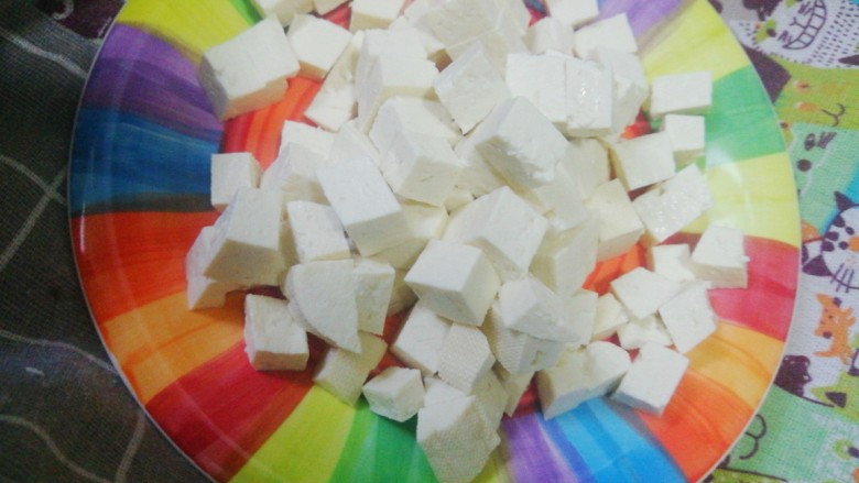 豆腐炒鸡蛋——鸡刨豆腐,<a style='color:red;display:inline-block;' href='/shicai/ 465'>豆腐</a>一块,切小丁儿备用。