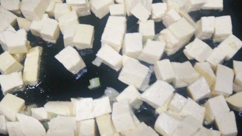 豆腐炒鸡蛋——鸡刨豆腐,下豆腐丁儿,翻炒几下。