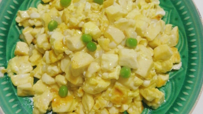 豆腐炒鸡蛋——鸡刨豆腐,翻拌匀,装盘。