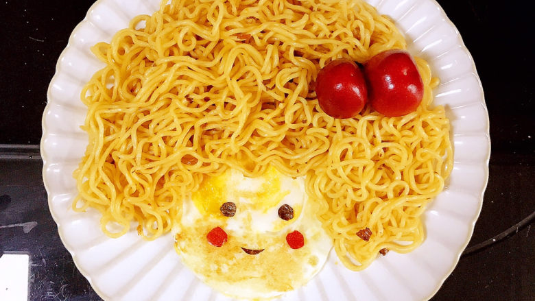 娃娃头泡面,车厘子取两粒做头饰,取两小圆皮装饰脸
