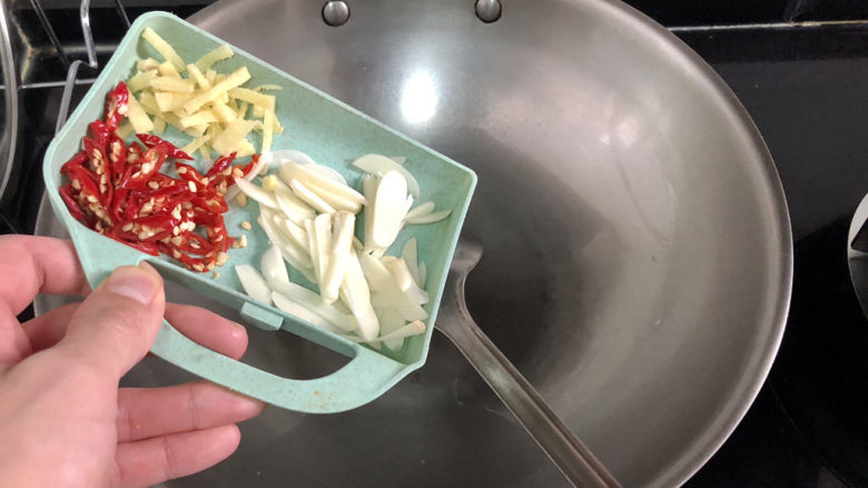 素炒千叶豆腐➕醉折花枝作酒筹,热锅冷油,下蒜片姜丝小米辣,小火煸香