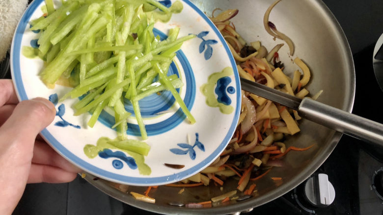 素炒千叶豆腐➕醉折花枝作酒筹,转中大火,加入尖椒丝,