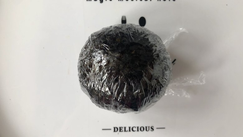 萌萌的米奇与米妮便当,在家感受迪士尼,然后借助保鲜膜,把海苔裹住饭团,海苔和米饭贴紧,保鲜膜收口拧紧,有利于定型。