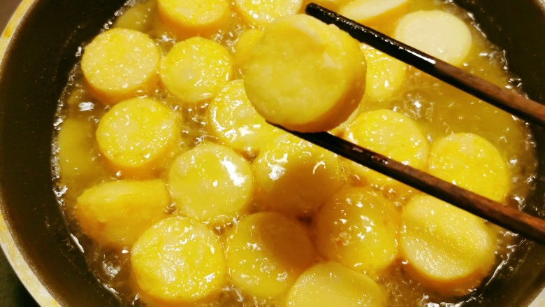 铁板日本豆腐,起油锅 油热至5成热 放入裹了淀粉的日本豆腐 炸至有了硬壳 捞出备用