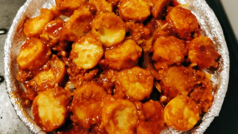 铁板日本豆腐,将炒好的日本豆腐 倒入洋葱上面 关火