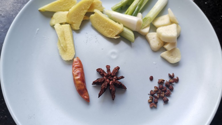 三黄鸡炖土豆,葱姜蒜,干辣椒,六角,花椒