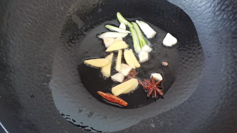 三黄鸡炖土豆,热油放入葱姜蒜炒出香味,再放入干辣椒,六角,花椒爆香