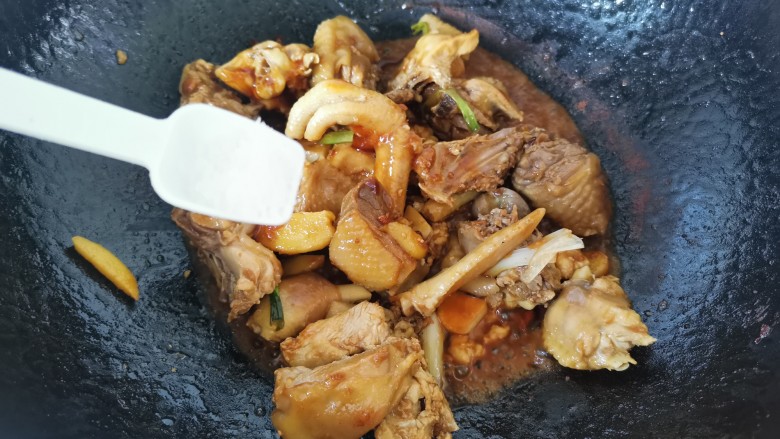 三黄鸡炖土豆,加入适量的盐翻炒均匀,炒至鸡肉上色