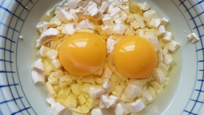 豆腐炒鸡蛋,打入<a style='color:red;display:inline-block;' href='/shicai/ 9'>鸡蛋</a>。