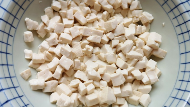 豆腐炒鸡蛋,控过水的豆腐放入大一点的碗里。