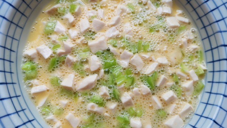 豆腐炒鸡蛋,搅拌均匀。