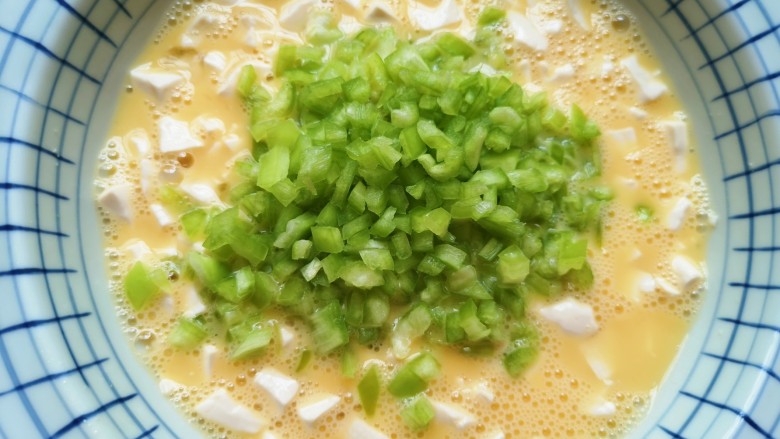 豆腐炒鸡蛋,加入青椒碎。