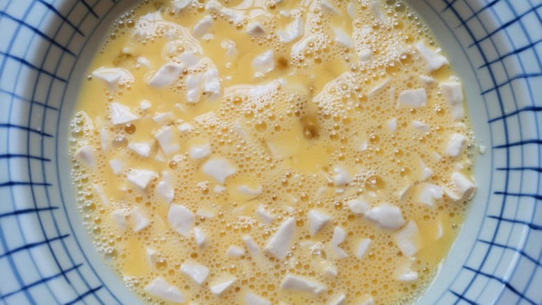 豆腐炒鸡蛋,搅拌均匀。