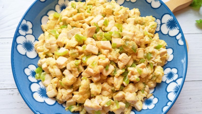 豆腐炒鸡蛋,装盘。