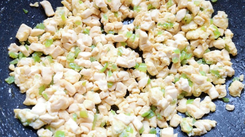 豆腐炒鸡蛋,淋入一勺<a style='color:red;display:inline-block;' href='/shicai/ 135354'>味极鲜酱油</a>翻炒均匀即可出锅。