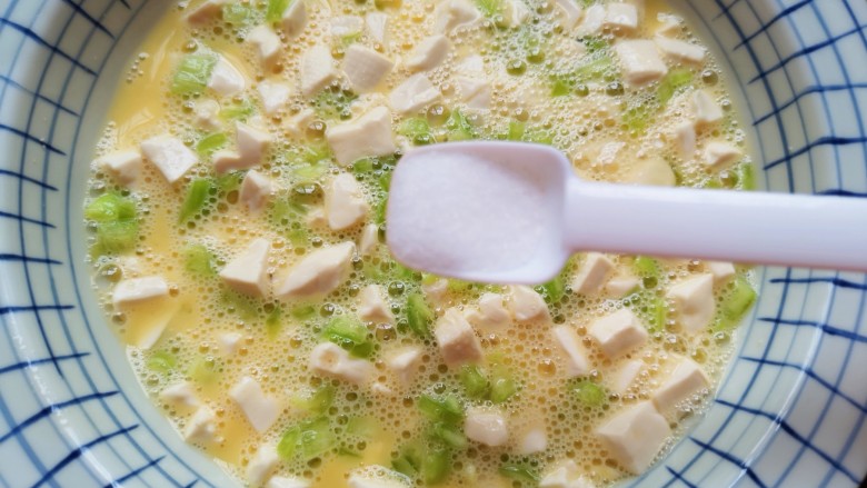 豆腐炒鸡蛋,放盐调味。
