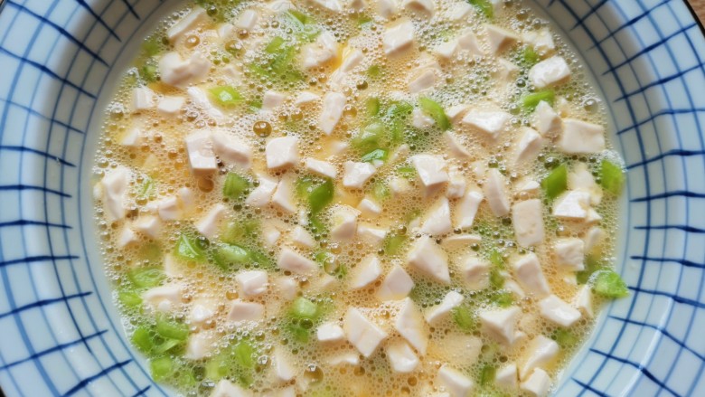 豆腐炒鸡蛋,搅拌均匀静置几分钟。