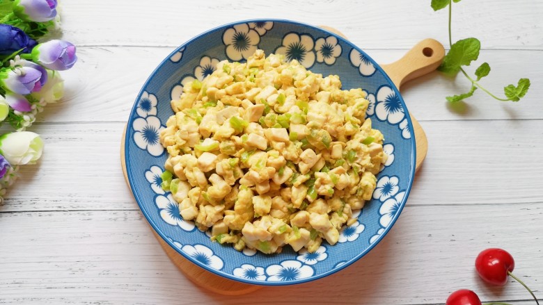 豆腐炒鸡蛋,宝贝特别喜欢吃。