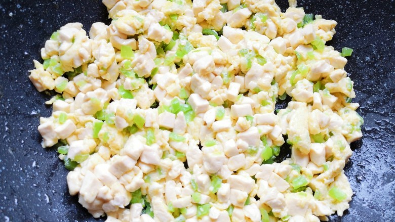 豆腐炒鸡蛋,待底部凝固以后，用铲子翻炒成块状。