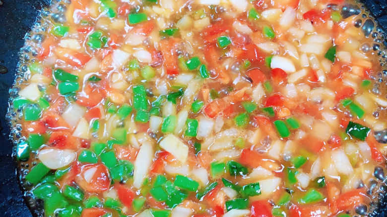 铁板日本豆腐,倒入100ml水,熬成弄汁。