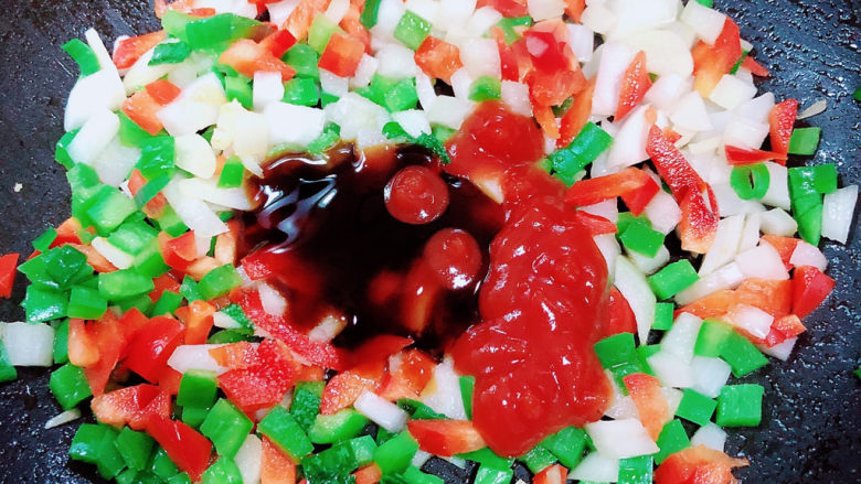 铁板日本豆腐,加入盐、耗油、<a style='color:red;display:inline-block;' href='/shicai/ 753'>番茄沙司</a>,翻炒均匀。