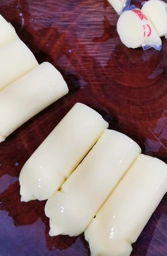 铁板日本豆腐,用菜刀切开把日本豆腐挤出来,然后切块。